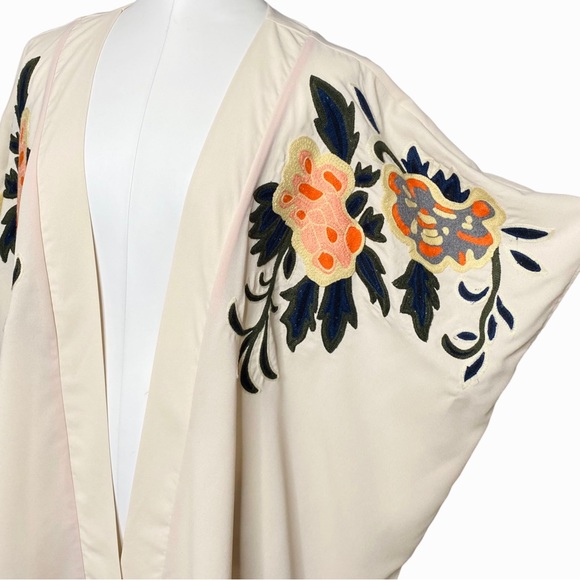 Gibson & Latimer Embroidered Kimono - Picture 7 of 15